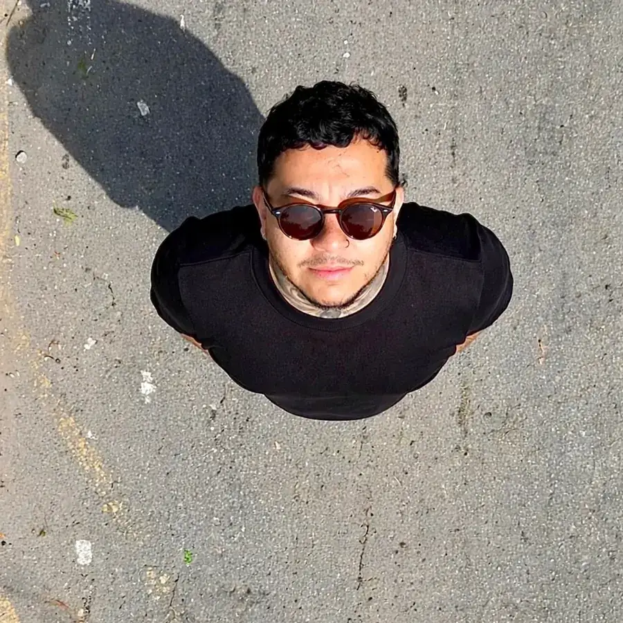 Thiago fotografiado desde arriba, de pie en la calle